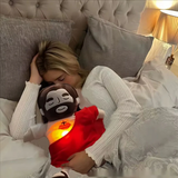 Peluche de Jesús con luz suave y respiración natural — consuelo emocional y espiritual