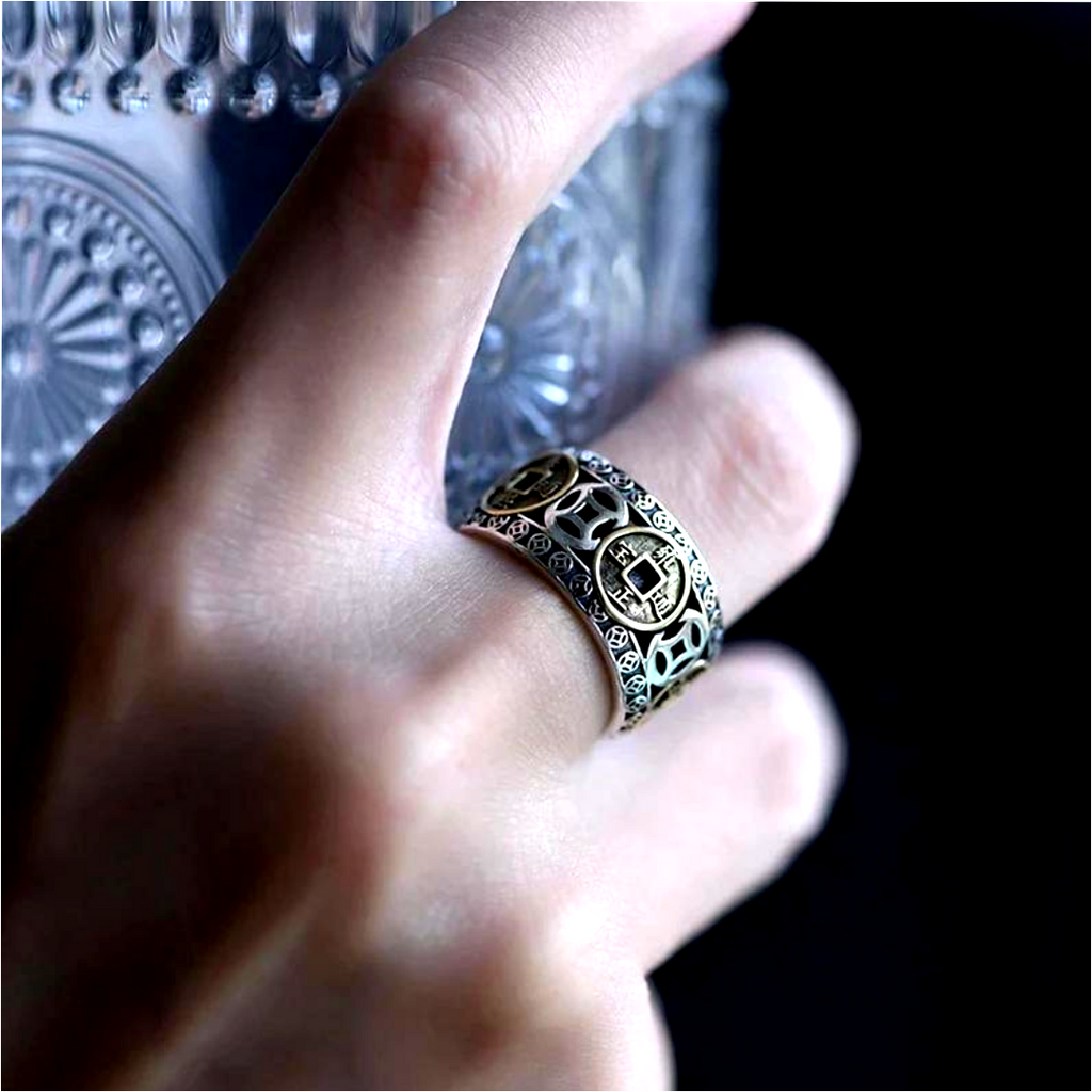 Persona usando anillo de los 5 Emperadores para energía positiva