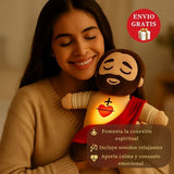 Peluche de Jesús con luz suave y respiración natural — consuelo emocional y espiritual