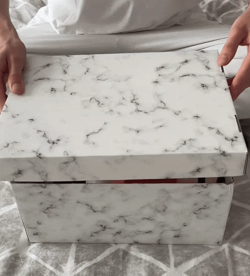 Peluche de Jesús con luz suave y respiración natural — consuelo emocional y espiritual