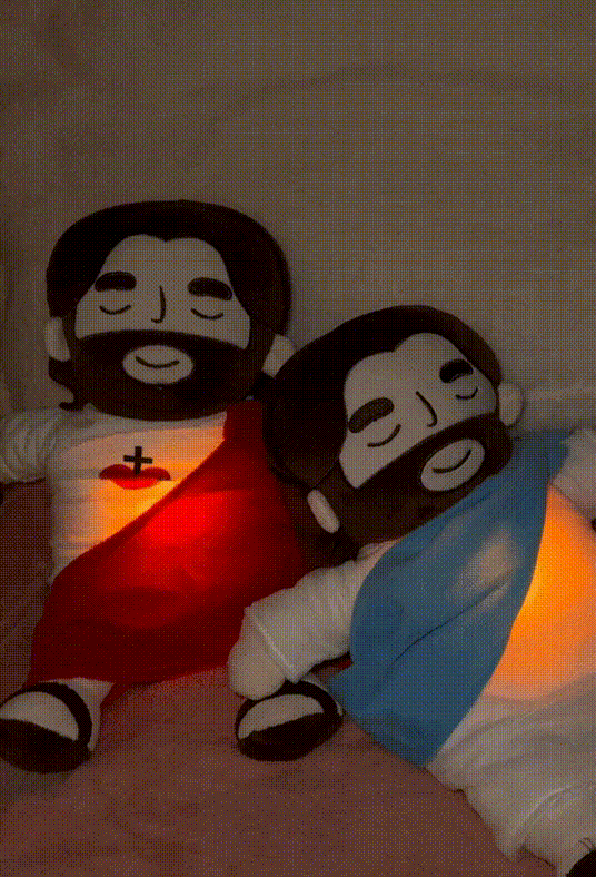 Peluche de Jesús con luz suave y respiración natural — consuelo emocional y espiritual