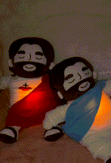 Peluche de Jesús con luz suave y respiración natural — consuelo emocional y espiritual