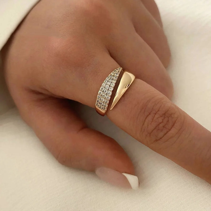 refined gold curve ring jewelry design