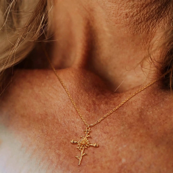 18k gold birth flower necklace close-up