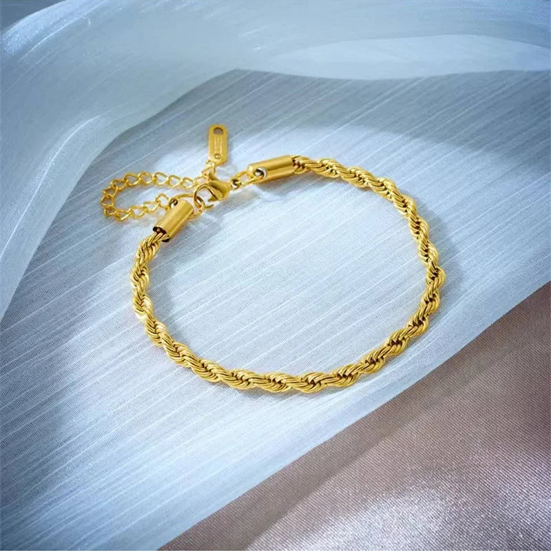 unisex minimalist rope chain set on model