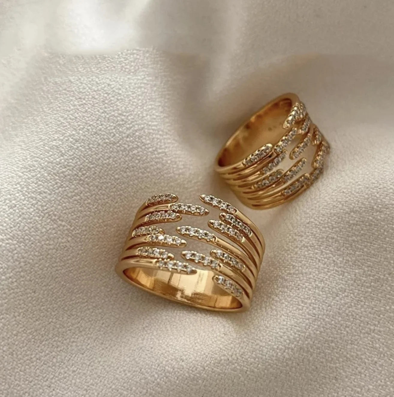 Unique Crossover Ring
